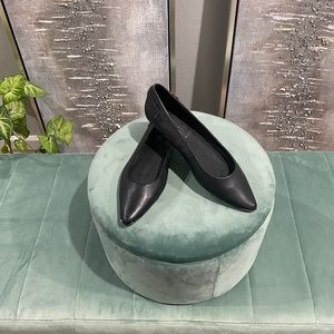 Very Volatile Los Angeles Leather Flats  NWOT